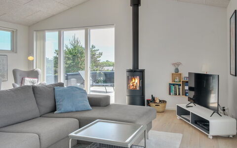 Fromer - 800M from the Sea: Sol, Meubles, Sol, Canapé, Salon, Foyer, Design Intérieur, Parquet, Poêle À Bois, Domicile