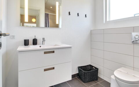 Fromer - 800M from the Sea: Sol, Sol, Luminaire Plomberie, Design Intérieur, Armoire De Toilette, Lavabo, Salle De Bains, Évier, Robinet, Plomberie