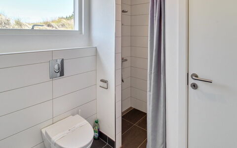 Fromer - 800M from the Sea: Mur, Sol, Luminaire Plomberie, Salle De Bains, Sol, Toilette, Design Intérieur, Siège De Toilette, Plomberie, Robinet