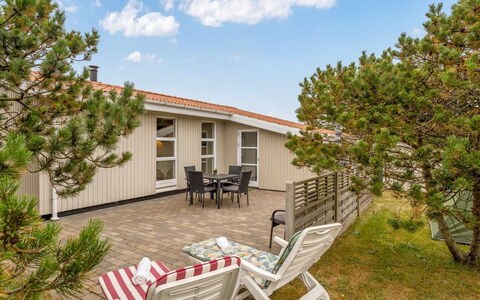 Jale - 300M from the Sea: Domicile, Porte, Chalet, Biens, Cour, Ombre, Siding, Porche, Conception, Tache De Bois