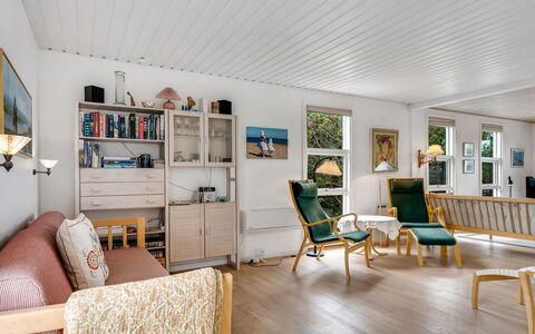 Jale - 300M from the Sea: Meubles, Design Intérieur, Sol, Sol, Parquet, Bois, Plafond, Canapé, Pièce, Salon