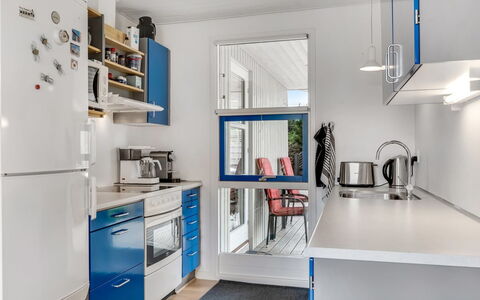 Jale - 300M from the Sea: Cuisine, Appareil De Cuisine, Principaux Appliance, Comptoir, Design Intérieur, Sol, Plafond, Électroménager, Cabinetry, Meubles