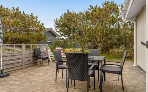 Jale - 300M from the Sea: Meubles, Mobilier De Jardin, Chaise, Tableau De Plein Air, Table, Table Cuisine Et Salle A Manger, Patio, Ombre, Jardin, Tache De Bois