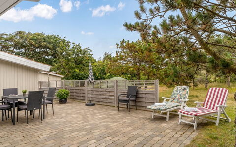Jale - 300M from the Sea: Mobilier De Jardin, Meubles, Lot Terre, Chaise, Ombre, Jardin, Tableau De Plein Air, Patio, Plate-Forme