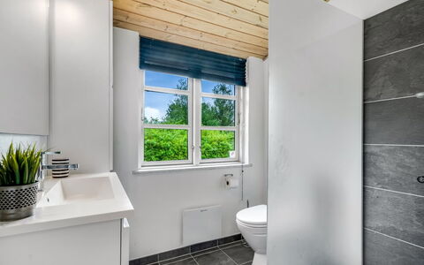 Söffren - 450M to the Fjord: Luminaire Plomberie, Sol, Salle De Bains, Sol, Design Intérieur, Plomberie, Robinet, Évier, Toilette, Plafond