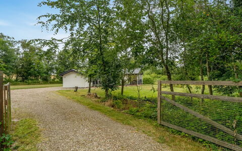 Söffren - 450M to the Fjord: Arbre, Arbuste, Zone Rurale, Chalet, Jardin, Piste, Ombre, Sol, Pelouse, Allée