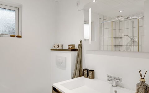 Alkmar - from the Sea: Mur, Design Intérieur, Luminaire Plomberie, Sol, Sol, Miroir, Salle De Bains, Plafond, Robinet, Pièce