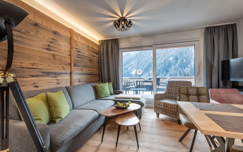 Viehhofen 1: Design Intérieur, Plafond, Salon, Dur, Parquet, Tache De Bois, Chaise, Planche, Lumber, Table Cuisine Et Salle A Manger
