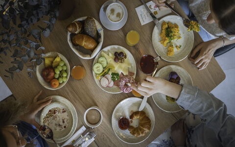 Viehhofen 1: Aliments, Vaisselle, Ingrédient, Vaisselle, Table, Serveware, Assiette, Meubles, Fruit
