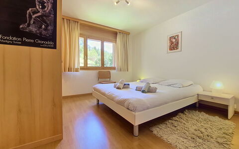 Résidence Mila N°2: Lit, Design Intérieur, Meubles, Chambre, Sol, Drap De Lit, Sol, Literie, Bois, Pièce