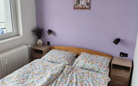 Elizabeth: Lit, Meubles, Chambre, Literie, Drap De Lit, Design Intérieur, Linge, Pièce, Textile, Sol