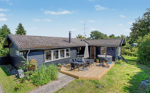 Leve - 300M from the Sea: Maison, Toit, Chalet, Domicile, Couverture De Sol, Biens, Ferme, Cour, Jardin, Siding
