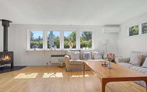 Leve - 300M from the Sea: Sol, Design Intérieur, Sol, Meubles, Bois, Parquet, Canapé, Plafond, Salon, Pièce