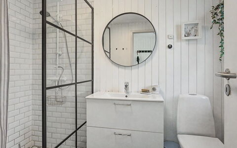 Leve - 300M from the Sea: Salle De Bains, Mur, Luminaire Plomberie, Design Intérieur, Sol, Sol, Toilette, Plomberie, Lavabo, Tuile