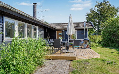Leve - 300M from the Sea: Bois, Maison, Arbuste, Toit, Chalet, Domicile, Lot Terre, Porche, Couverture De Sol, Ombre