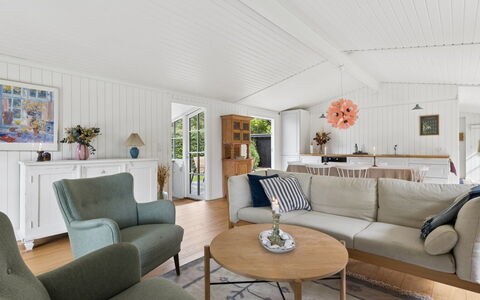 Brynja - 2.5Km from the Sea: Meubles, Design Intérieur, Canapé, Sol, Bois, Salon, Plafond, Sol, Table, Domicile