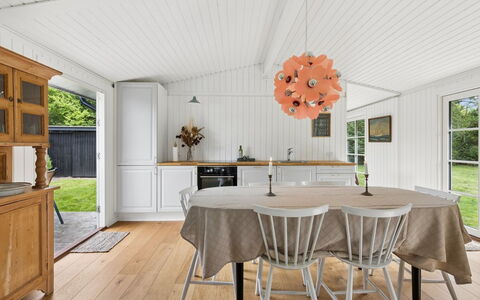 Brynja - 2.5Km from the Sea: Bois, Sol, Design Intérieur, Plafond, Sol, Meubles, Parquet, Table Cuisine Et Salle A Manger, Luminaire, Salle À Manger