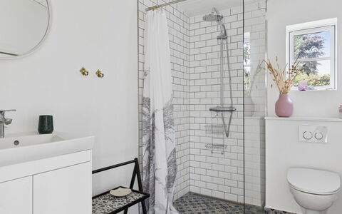 Brynja - 2.5Km from the Sea: Salle De Bains, Sol, Luminaire Plomberie, Design Intérieur, Sol, Toilette, Tuile, Plomberie, Siège De Toilette, Pièce