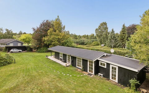 Brynja - 2.5Km from the Sea: Herbe, Maison, Domicile, Toit, Chalet, Jardin, Couverture De Sol, Pelouse, Biens, Cour