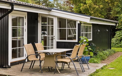 Brynja - 2.5Km from the Sea: Porte, Mobilier De Jardin, Chaise, Jardin, Dur, Cour, Ombre, Tache De Bois, Conception, Patio