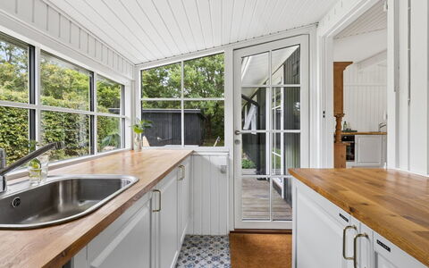 Brynja - 2.5Km from the Sea: Bois, Sol, Design Intérieur, Cuisine, Domicile, Comptoir, Cabinetry, Appareil De Cuisine, Tache De Bois, Plafond