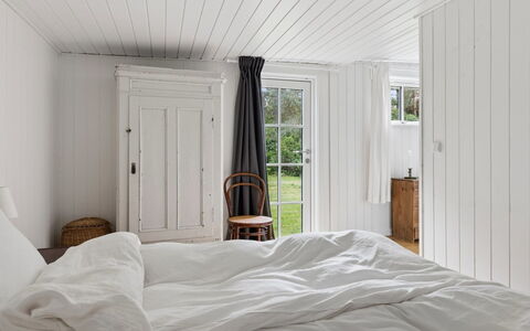 Brynja - 2.5Km from the Sea: Chambre, Bois, Design Intérieur, Sol, Meubles, Plafond, Sol, Lit, Drap De Lit, Literie