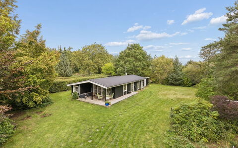 Brynja - 2.5Km from the Sea: Herbe, Arbuste, Domicile, Lot Terre, Chalet, Couverture De Sol, Biens, Ferme, Jardin, Pelouse