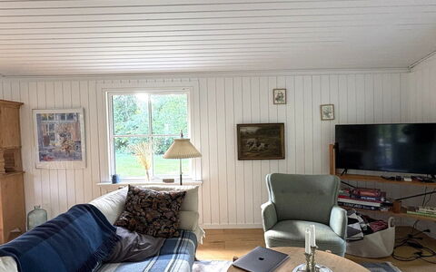 Brynja - 2.5Km from the Sea: Bâtiment, Maison, Fenêtre, Domicile, Toit, Zone Résidentielle, Arbuste, Chalet, Lot Terre
