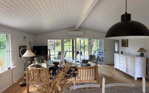 Brynja - 2.5Km from the Sea: Bâtiment, Maison, Fenêtre, Domicile, Toit, Zone Résidentielle, Arbuste, Chalet, Lot Terre