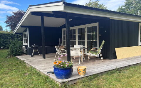 Brynja - 2.5Km from the Sea: Bâtiment, Maison, Fenêtre, Domicile, Toit, Zone Résidentielle, Arbuste, Chalet, Lot Terre