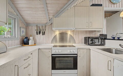 Aleksis - 900M from the Sea: Cuisine, Bois, Plafond, Comptoir, Sol, Design Intérieur, Domicile, Appareil De Cuisine, Sol, Principaux Appliance