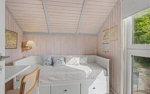Aleksis - 900M from the Sea: Meubles, Design Intérieur, Chambre, Lit, Sol, Sol, Bois, Plafond, Pièce, Éclairage