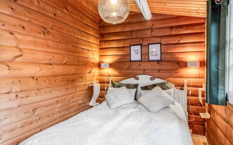 Marjanna - 500M to the Fjord: Bois, Chambre, Domicile, Lit, Meubles, Design Intérieur, Éclairage, Plafond, Drap De Lit, Tache De Bois