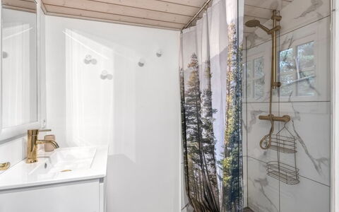 Marjanna - 500M to the Fjord: Design Intérieur, Sol, Salle De Bains, Luminaire Plomberie, Sol, Plafond, Plomberie, Pièce, Rideau De Douche, Toilette