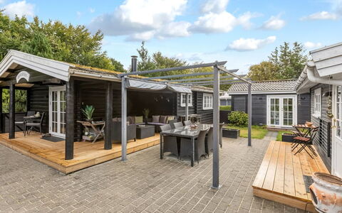 Marjanna - 500M to the Fjord: Toit, Domicile, Porte, Chalet, Plate-Forme, Ombre, Structure En Plein Air, Cour, Porche, Pergola