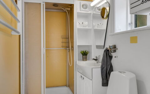 Safir - 1.7Km from the Sea: Luminaire Plomberie, Sol, Design Intérieur, Sol, Salle De Bains, Plomberie, Pièce, Robinet, Évier, Toilette