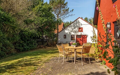 Safir - 1.7Km from the Sea: Herbe, Maison, Arbuste, Chalet, Domicile, Zone Rurale, Établissements Humains, Porte, Printemps, Jardin