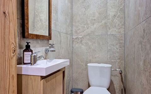 Ozer: Siège De Toilette, Salle De Bains, Luminaire Plomberie, Mur, Toilette, Sol, Évier, Design Intérieur, Sol, Plomberie