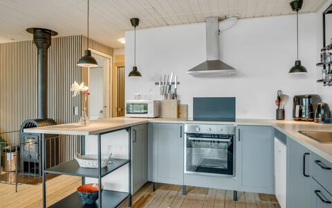 Inola - 400M to the Fjord: Cuisine, Meubles, Design Intérieur, Comptoir, Appareil De Cuisine, Sol, Bois, Plafond, Cabinetry, Luminaire