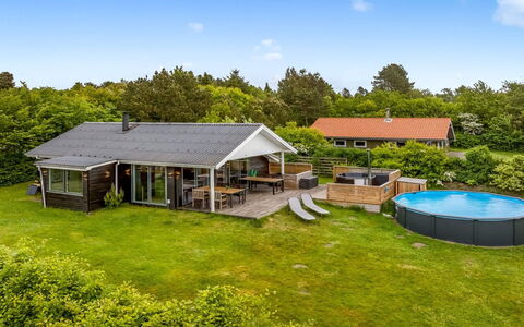 Inola - 400M to the Fjord: Domicile, Toit, Maison, Porte, Chalet, Ombre, Jardin, Couverture De Sol, Porche, Cour