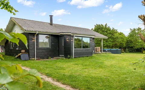 Inola - 400M to the Fjord: Domicile, Toit, Maison, Porte, Chalet, Ombre, Jardin, Couverture De Sol, Porche, Cour