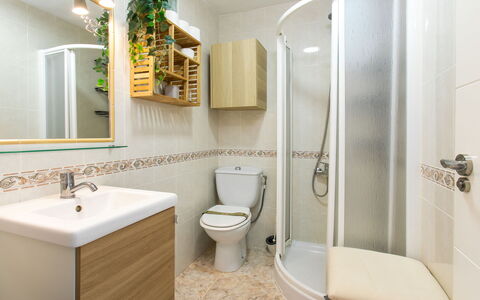 Gondolas Tropical: Siège De Toilette, Salle De Bains, Luminaire Plomberie, Lavabo, Toilette, Évier, Sol, Design Intérieur, Sol, Robinet