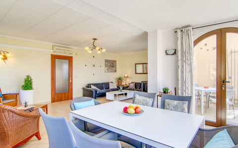 Schöne: Meubles, Sol, Design Intérieur, Chaise, Table Cuisine Et Salle A Manger, Sol, Table, Plafond, Salle À Manger, Éclairage