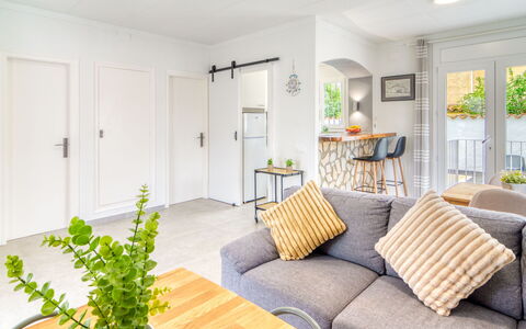 Antonia: Meubles, Design Intérieur, Canapé, Sol, Mur, Sol, Bois, Salon, Plafond, Pièce