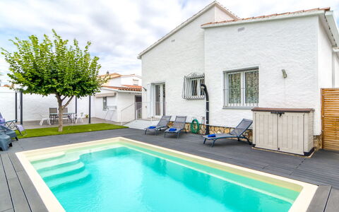 Antonia: Piscine, Composite, Loisir, Recours, Villa, Eco Hôtel, Caractéristique De L'Eau, Hôtel, Mobilier De Jardin, Balcon