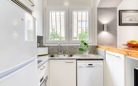Antonia: Appareil De Cuisine, Cuisine, Comptoir, Principaux Appliance, Électroménager, Cabinetry, Design Intérieur, Meubles, Réfrigérateur, Domicile