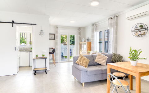 Antonia: Sol, Meubles, Design Intérieur, Canapé, Sol, Salon, Pièce, Domicile, Table, Plafond