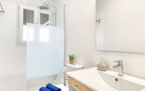 Antonia: Design Intérieur, Sol, Luminaire Plomberie, Sol, Salle De Bains, Robinet, Domicile, Pièce, Plomberie, Miroir