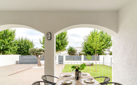 Antonia: Meubles, Design Intérieur, Table Cuisine Et Salle A Manger, Chaise, Domicile, Table, Plafond, Salle À Manger, Biens, Plante D'Appartement