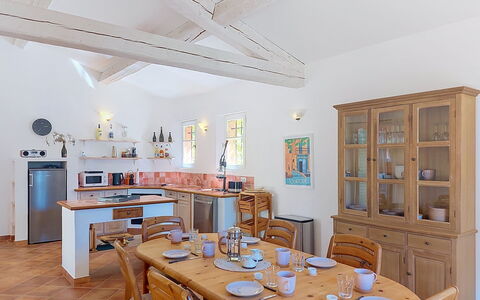 Lou Parpaiou: Meubles, Design Intérieur, Sol, Bois, Plafond, Chaise, Sol, Cabinetry, Cuisine, Table